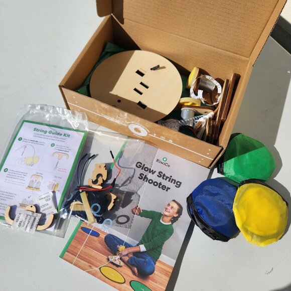 KiwiCo Kiwi Co. Glow String Shooter Science Kit STEM DIY Craft Set Physics Assem - Picture 3 of 8